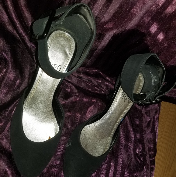 SOLD * Black heels - Picture 1 of 4